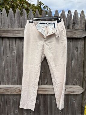 HB Le Collezioni size 32/30 slim fit off white pants.